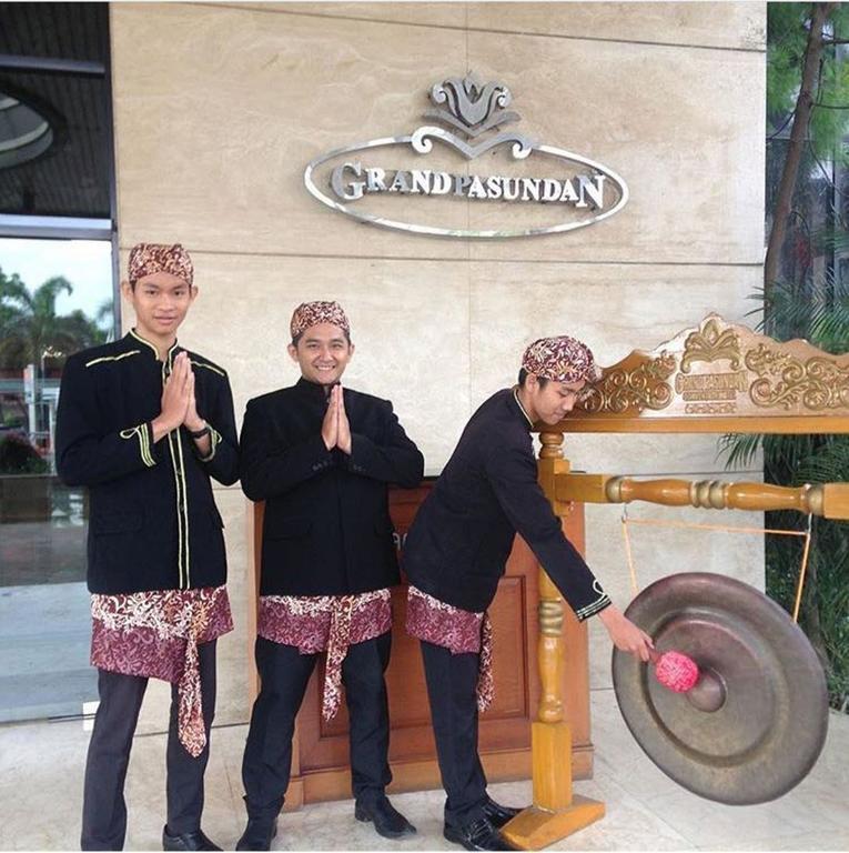 Grand Pasundan Convention Hotel Bandung Exterior foto
